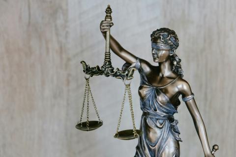 a photo of a statute of lady justice